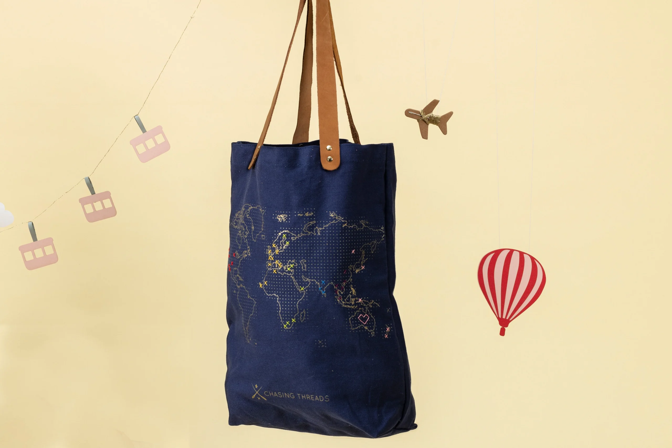 Sac fourre-tout Stitch Your Travels - Marine avec poignées en cuir – Image 6