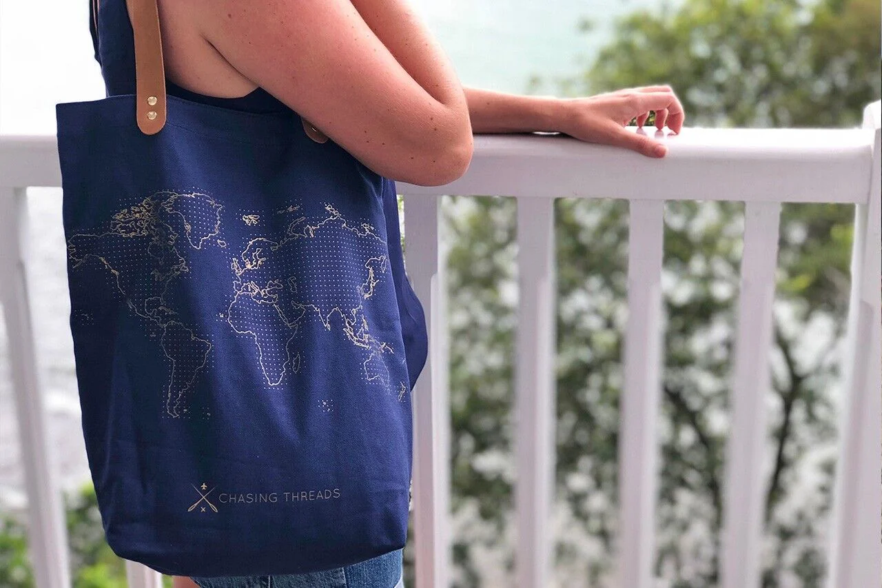 Sac fourre-tout Stitch Your Travels - Marine avec poignées en cuir – Image 3