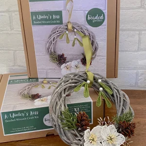 Un kit de création de couronnes de baisers d'hiver pour adultes. Cadeau créatif.