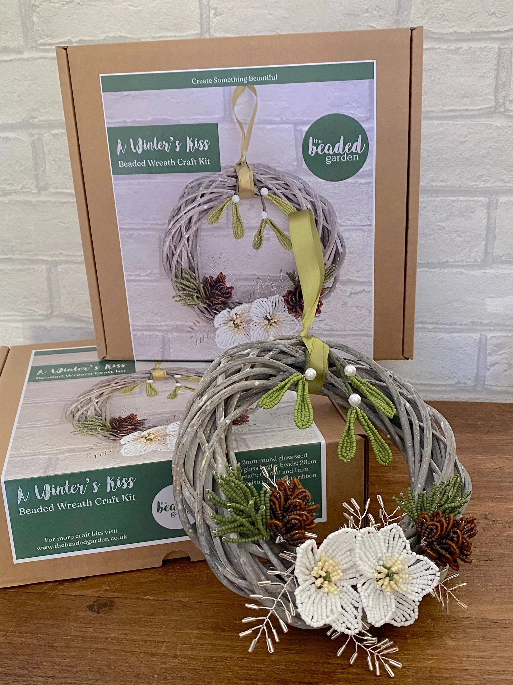 Un kit de création de couronnes de baisers d'hiver pour adultes. Cadeau créatif.