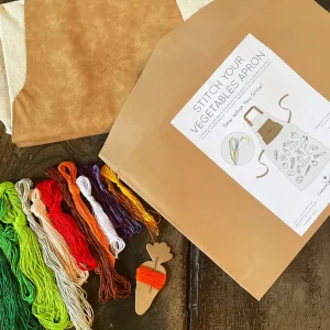 Un kit de broderie DIY et un tablier tout en un - Chasing Threads Ltd
